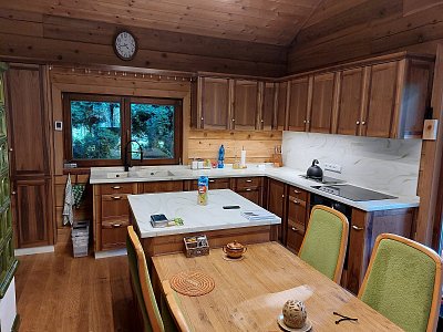 Kuchyňská linka, materiál:  ořech masiv, deska Corian Onyx Jade